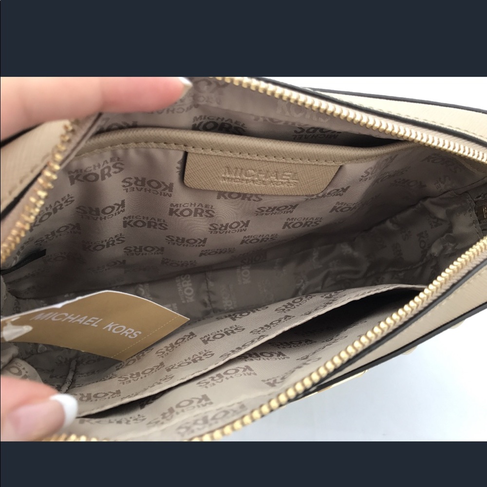 NWT Michael Kors Sandrine Stud Leather Large Cross - Picture 8 of 8